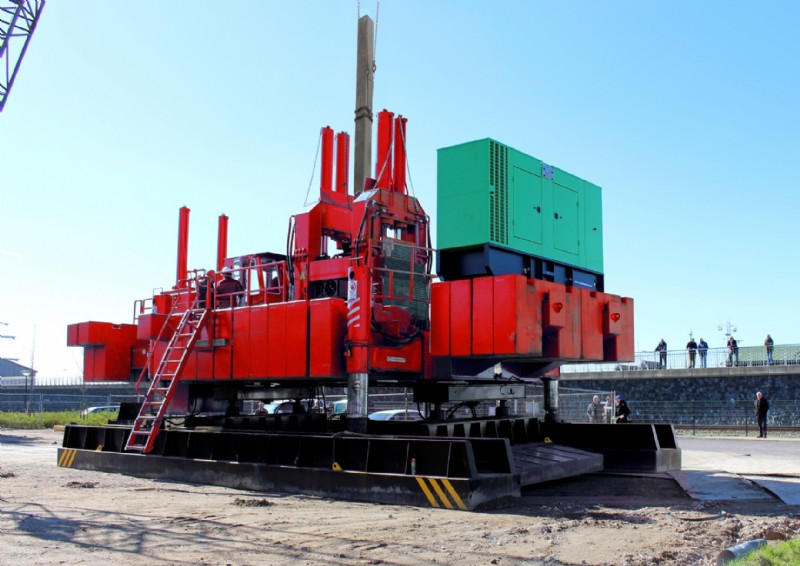 Hydraulic pile pushers