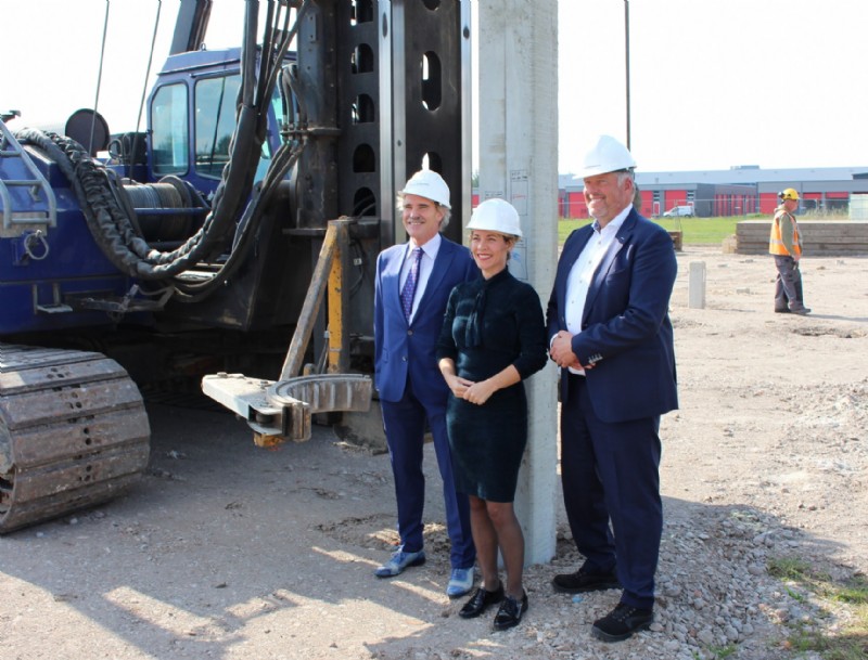 By signing the foundation pile, the names of (from left to right) Arie van den Berg (shareholder), Alderman Hedwich Rinkes (Municipality of Heerenveen) and Mark Woollard (Managing Director) are anchored in the new building. den Berg (aandeelhouder), Wethouder Hedwich Rinkes (Gemeente Heerenveen) en Mark Woollard (Algemeen Directeur) verankerd in de nieuwbouw. 