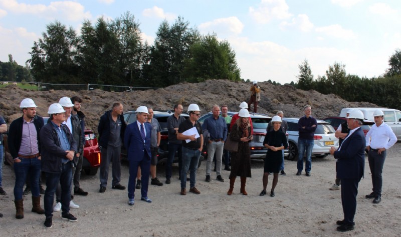 Gezamenlijke viering van de start van het nieuwbouwpand van A.P. van den Berg.
