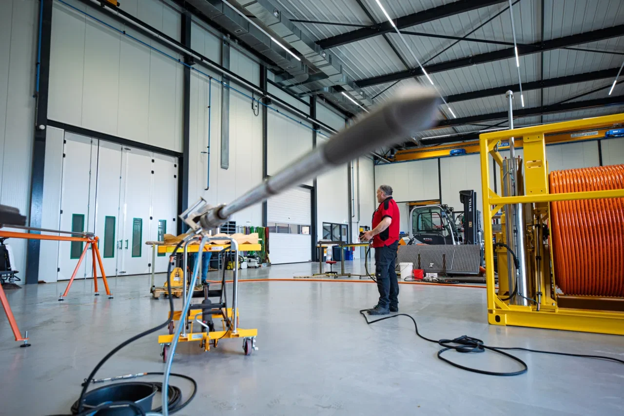 Eerste WISON-APB-1500 wireline sondeersysteem geproduceerd door A.P. van den Berg.
